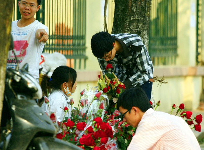 Sinh viên cũng tranh thủ đi bán hoa kiếm tiền học